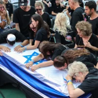 Des personnes en deuil assistent aux funérailles de Jonathan Samerano, otage israélien assassiné, âgé de 22 ans, le 24 juin 2025, au cimetière Nahalat Yitzhak à Tel Aviv. (Crédit : Jack GUEZ / AFP)
