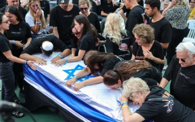 Des personnes en deuil assistent aux funérailles de Jonathan Samerano, otage israélien assassiné, âgé de 22 ans, le 24 juin 2025, au cimetière Nahalat Yitzhak à Tel Aviv. (Crédit : Jack GUEZ / AFP)