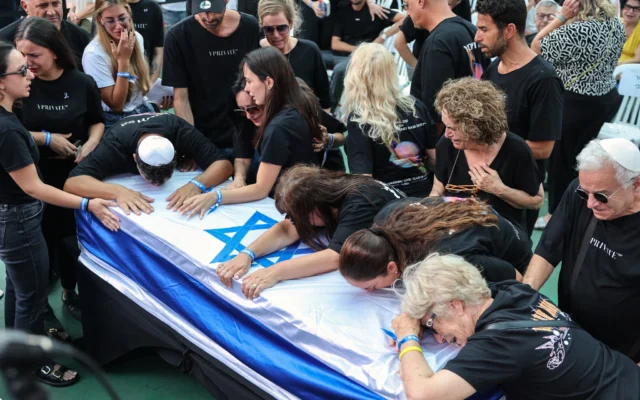 Des personnes en deuil assistent aux funérailles de Jonathan Samerano, otage israélien assassiné, âgé de 22 ans, le 24 juin 2025, au cimetière Nahalat Yitzhak à Tel Aviv. (Crédit : Jack GUEZ / AFP) Des personnes en deuil assistent aux funérailles de Jonathan Samerano, otage israélien assassiné, âgé de 22 ans, le 24 juin 2025, au cimetière Nahalat Yitzhak à Tel Aviv. (Crédit : Jack GUEZ / AFP)