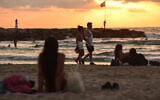 Des personnes se rassemblent sur une plage de Tel Aviv le 24 juin 2025, à la suite d'un cessez-le-feu entre Israël et l'Iran. (Crédit : Fadel SENNA / AFP)
