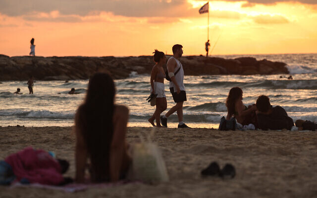Des personnes se rassemblent sur une plage de Tel Aviv le 24 juin 2025, à la suite d'un cessez-le-feu entre Israël et l'Iran. (Crédit : Fadel SENNA / AFP) Des personnes se rassemblent sur une plage de Tel Aviv le 24 juin 2025, à la suite d'un cessez-le-feu entre Israël et l'Iran. (Crédit : Fadel SENNA / AFP)