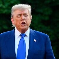 Le président américain Donald Trump arrivant pour un dîner officiel au palais royal « Huis ten Bosch » lors du sommet des chefs d'État et de gouvernement de l'Organisation du Traité de l'Atlantique Nord (OTAN), à La Haye, le 24 juin 2025. (Crédit : John Thys/AFP)