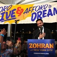 Le candidat à la mairie de New York, le représentant de l'État Zohran Mamdani (démocrate de New York), s'adressant à ses partisans lors d'un rassemblement électoral au Greats of Craft LIC, dans le quartier de Long Island City, dans l'arrondissement du Queens, à New York, le 24 juin 2025. (Credit: Michael M. Santiago/Getty Images via AFP)
