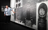Le photographe français Raymond Depardon dans l'exposition consacrée à son travail sur le camp d'extermination d'Auschwitz au Mémorial de la Shoah à Paris, le 25 juin 2025. (Crédit : JOEL SAGET / AFP)