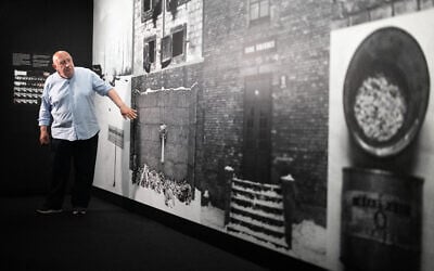 Le photographe français Raymond Depardon dans l'exposition consacrée à son travail sur le camp d'extermination d'Auschwitz au Mémorial de la Shoah à Paris, le 25 juin 2025. (Crédit : JOEL SAGET / AFP)