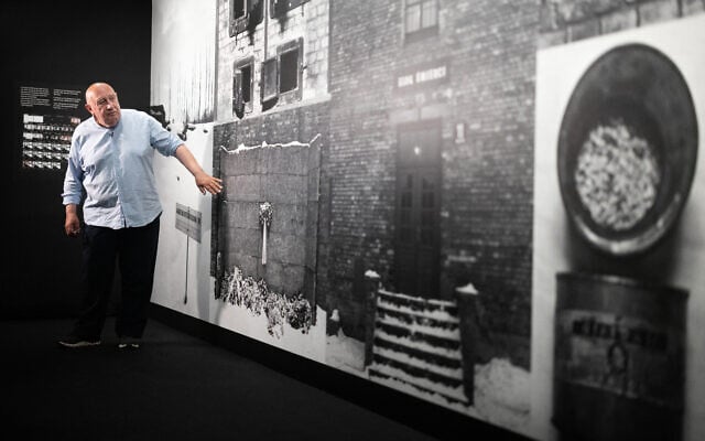 Le photographe français Raymond Depardon dans l'exposition consacrée à son travail sur le camp d'extermination d'Auschwitz au Mémorial de la Shoah à Paris, le 25 juin 2025. (Crédit : JOEL SAGET / AFP)