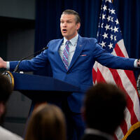 : Le secrétaire américain à la défense, Pete Hegseth, s'exprime lors d'une conférence de presse au Pentagone le 26 juin 2025 à Arlington, en Virginie. (Crédit : Andrew Harnik / GETTY IMAGES NORTH AMERICA / Getty Images via AFP)
