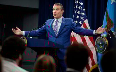 : Le secrétaire américain à la défense, Pete Hegseth, s'exprime lors d'une conférence de presse au Pentagone le 26 juin 2025 à Arlington, en Virginie. (Crédit : Andrew Harnik / GETTY IMAGES NORTH AMERICA / Getty Images via AFP)
