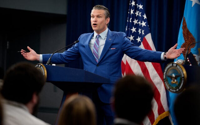 : Le secrétaire américain à la défense, Pete Hegseth, s'exprime lors d'une conférence de presse au Pentagone le 26 juin 2025 à Arlington, en Virginie. (Crédit : Andrew Harnik / GETTY IMAGES NORTH AMERICA / Getty Images via AFP)