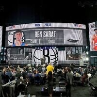 Ben Saraf est choisi au 26e rang par les Brooklyn Nets lors du premier tour de la Draft NBA 2025 au Barclays Center le 25 juin 2025 à Brooklyn. (Sarah Stier / GETTY IMAGES NORTH AMERICA / Getty Images via AFP)