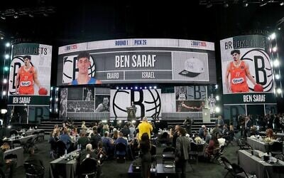 Ben Saraf est choisi au 26e rang par les Brooklyn Nets lors du premier tour de la Draft NBA 2025 au Barclays Center le 25 juin 2025 à Brooklyn. (Sarah Stier / GETTY IMAGES NORTH AMERICA / Getty Images via AFP)