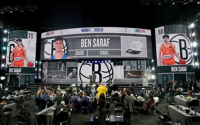 Ben Saraf est choisi au 26e rang par les Brooklyn Nets lors du premier tour de la Draft NBA 2025 au Barclays Center le 25 juin 2025 à Brooklyn. (Sarah Stier / GETTY IMAGES NORTH AMERICA / Getty Images via AFP)