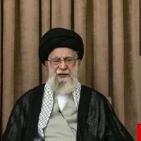 Cette image extraite d'une séquence diffusée par la chaîne de télévision iranienne IRIB le 26 juin 2025 montre le Guide suprême de la République islamique, l'ayatollah Ali Khamenei, s'adressant à la nation. (Crédit : IRIB NEWS AGENCY / AFP)