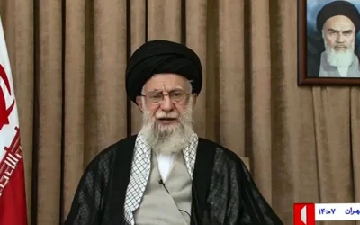 Cette image extraite d'une séquence diffusée par la chaîne de télévision iranienne IRIB le 26 juin 2025 montre le Guide suprême de la République islamique, l'ayatollah Ali Khamenei, s'adressant à la nation. (Crédit : IRIB NEWS AGENCY / AFP)