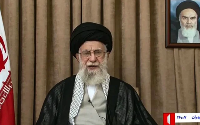 Cette image extraite d'une séquence diffusée par la chaîne de télévision iranienne IRIB le 26 juin 2025 montre le Guide suprême de la République islamique, l'ayatollah Ali Khamenei, s'adressant à la nation. (Crédit : IRIB NEWS AGENCY / AFP) Cette image extraite d'une séquence diffusée par la chaîne de télévision iranienne IRIB le 26 juin 2025 montre le Guide suprême de la République islamique, l'ayatollah Ali Khamenei, s'adressant à la nation. (Crédit : IRIB NEWS AGENCY / AFP)