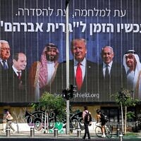 Un panneau d'affichage de l'initiative de sécurité politique israélienne "Coalition pour la sécurité régionale" représente des dirigeants du Moyen-Orient aux côtés du Président américain Donald Trump et du Premier Ministre Benjamin Netanyahu, avec un slogan en hébreu appelant à de nouveaux "Accords d'Abraham" à Tel Aviv le 26 juin 2025. (Jacques Guez / AFP)