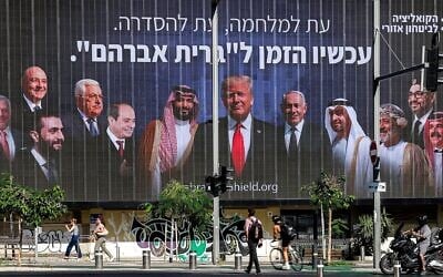 Un panneau d'affichage de l'initiative de sécurité politique israélienne "Coalition pour la sécurité régionale" représente des dirigeants du Moyen-Orient aux côtés du Président américain Donald Trump et du Premier Ministre Benjamin Netanyahu, avec un slogan en hébreu appelant à de nouveaux "Accords d'Abraham" à Tel Aviv le 26 juin 2025. (Jack Guez / AFP)