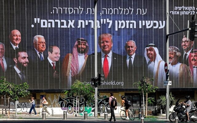 Un panneau d'affichage de l'initiative de sécurité politique israélienne "Coalition pour la sécurité régionale" représente des dirigeants du Moyen-Orient aux côtés du Président américain Donald Trump et du Premier Ministre Benjamin Netanyahu, avec un slogan en hébreu appelant à de nouveaux "Accords d'Abraham" à Tel Aviv le 26 juin 2025. (Jacques Guez / AFP)