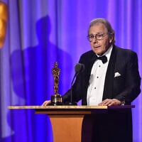 Le compositeur argentin Lalo Schifrin accepte un Oscar honorifique lors du 10e gala annuel des Governors Awards organisé par l'Academy of Motion Picture Arts and Sciences au Dolby Theater du Hollywood & Highland Center à Hollywood, en Californie, le 18 novembre 2018. (Crédit : Robyn BECK / AFP)