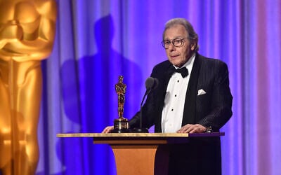 Le compositeur argentin Lalo Schifrin accepte un Oscar honorifique lors du 10e gala annuel des Governors Awards organisé par l'Academy of Motion Picture Arts and Sciences au Dolby Theater du Hollywood & Highland Center à Hollywood, en Californie, le 18 novembre 2018. (Crédit : Robyn BECK / AFP)