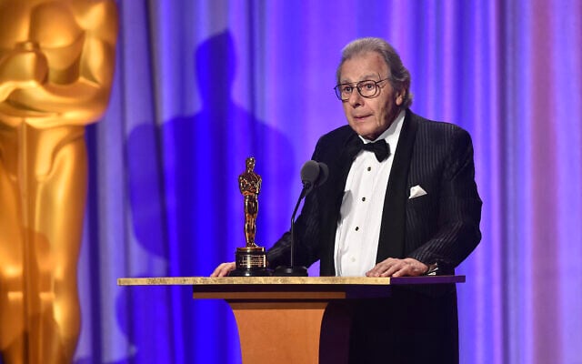 Le compositeur argentin Lalo Schifrin accepte un Oscar honorifique lors du 10e gala annuel des Governors Awards organisé par l'Academy of Motion Picture Arts and Sciences au Dolby Theater du Hollywood & Highland Center à Hollywood, en Californie, le 18 novembre 2018. (Crédit : Robyn BECK / AFP)