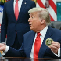 Le président américain Donald Trump remet ses "challenge coins" à la ministre des Affaires étrangères de la République démocratique du Congo, Thérèse Kayikwamba Wagner, et au ministre des Affaires étrangères du Rwanda, Olivier Nduhungirehe (hors cadre), dans le Bureau ovale de la Maison Blanche à Washington, DC, le 27 juin 2025. (Crédit : ANDREW CABALLERO-REYNOLDS / AFP)