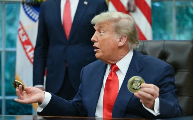 Le président américain Donald Trump remet ses "challenge coins" à la ministre des Affaires étrangères de la République démocratique du Congo, Thérèse Kayikwamba Wagner, et au ministre des Affaires étrangères du Rwanda, Olivier Nduhungirehe (hors cadre), dans le Bureau ovale de la Maison Blanche à Washington, DC, le 27 juin 2025. (Crédit : ANDREW CABALLERO-REYNOLDS / AFP) Le président américain Donald Trump remet ses "challenge coins" à la ministre des Affaires étrangères de la République démocratique du Congo, Thérèse Kayikwamba Wagner, et au ministre des Affaires étrangères du Rwanda, Olivier Nduhungirehe (hors cadre), dans le Bureau ovale de la Maison Blanche à Washington, DC, le 27 juin 2025. (Crédit : ANDREW CABALLERO-REYNOLDS / AFP)