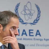 Le directeur général de l'Agence internationale de l'énergie atomique (AIEA), Rafael Grossi, assiste à une réunion extraordinaire du Conseil des gouverneurs de l'AIEA au siège de l'agence à Vienne, en Autriche, le 23 juin 2025. (Crédit : Joe Klamar / AFP)