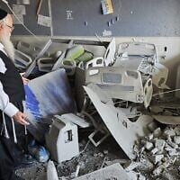 Le rabbin Yehuda Mamorstein, PDG et fondateur d'ALEH, au milieu des décombres des installations de l’organisation à Bnei Brak, suite à une attaque mortelle de missiles iraniens, le 17 juin 2025. (ALEH)