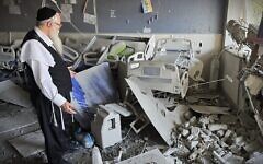Le rabbin Yehuda Mamorstein, PDG et fondateur d'ALEH, au milieu des décombres des installations de l’organisation à Bnei Brak, suite à une attaque mortelle de missiles iraniens, le 17 juin 2025. (ALEH)