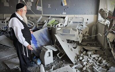 Le rabbin Yehuda Mamorstein, PDG et fondateur d'ALEH, au milieu des décombres des installations de l’organisation à Bnei Brak, suite à une attaque mortelle de missiles iraniens, le 17 juin 2025. (ALEH)