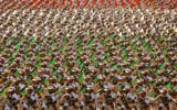 Des membres du Corps des Gardiens de la Révolution islamique lors d'un défilé militaire annuel au mausolée de l'ayatollah Khomeini, à l'extérieur de Téhéran, en Iran, le 22 septembre 2014. (Crédit : Ebrahim Noroozi/AP Photo)