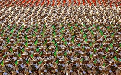 Des membres du Corps des Gardiens de la Révolution islamique lors d'un défilé militaire annuel au mausolée de l'ayatollah Khomeini, à l'extérieur de Téhéran, en Iran, le 22 septembre 2014. (Crédit : Ebrahim Noroozi/AP Photo)