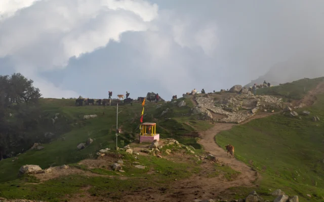 Illustration : des randonneurs traversent une crête à Triund, une destination de randonnée populaire près de Dharamshala, en Inde, le 17 septembre 2019. (Crédit : AP Photo/Ashwini Bhatia)