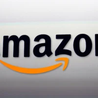 Le logo Amazon à Santa Monica, en Californie, le 6 septembre 2012. (Crédit : Reed Saxon/AP)