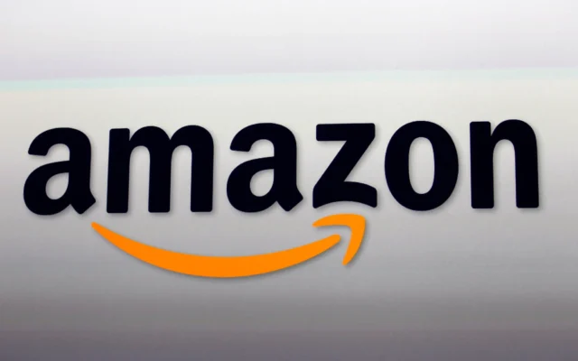 Le logo Amazon à Santa Monica, en Californie, le 6 septembre 2012. (Crédit : Reed Saxon/AP)