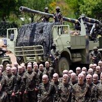 Des hommes armés du groupe terroriste libanais du Hezbollah effectuent un exercice d'entraînement dans le village d'Aaramta, dans le district de Jezzine, au sud du Liban, le 21 mai 2023. (AP Photo/Hassan Ammar, fichier)