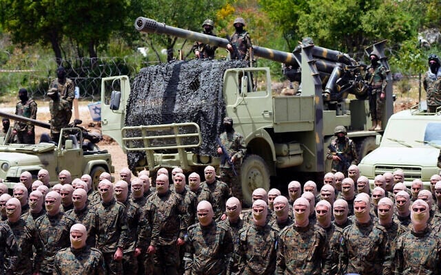 Des hommes armés du groupe terroriste libanais du Hezbollah effectuent un exercice d'entraînement dans le village d'Aaramta, dans le district de Jezzine, au sud du Liban, le 21 mai 2023. (AP Photo/Hassan Ammar, fichier)