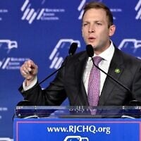 Le représentant républicain de l'Ohio Max Miller prend la parole lors d'une réunion annuelle des dirigeants de la Coalition juive républicaine à Las Vegas, Nevada, le 28 octobre 2023. (AP Photo/David Becker)