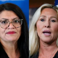 À gauche,  Rashida Tlaib, la représentante démocrate du Michigan, le 18 février 2022, et à droite, Marjorie Taylor Greene, la représentante républicaine de Géorgie, le 18 mai 2023. (Crédit : AP Photo/Fichier)