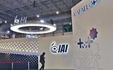 Un homme passant devant le stand vide d'Israel Aerospace Industries et celui, également vide, de Rafael, lors du salon aéronautique de Dubaï, aux Émirats arabes unis, le 13 novembre 2023. (Crédit : Jon Gambrell)