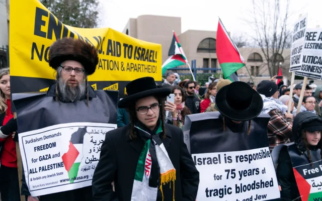 Illustration : Des membres de Neturei Karta, une organisation juive ultra-orthodoxe antisioniste internationale, se rassemblent lors d'une manifestation anti-israélienne devant l'ambassade d'Israël à Washington, le 2 mars 2024. (Crédit : AP Photo/Jose Luis Magana)
