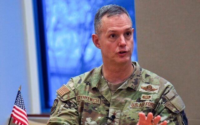Le lieutenant-général Alexus Grynkewich, chef de l'US Air Force Central, s'exprimant lors d'une conférence de presse à l'ambassade des États-Unis à Abou Dhabi, aux Émirats arabes unis, le 20 septembre 2023. (Crédit : Jon Gambrell/AP)