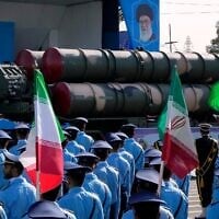 Un système de défense aérienne S-300 de fabrication russe transporté sur un camion devant un portrait du guide suprême iranien, l'ayatollah Ali Khamenei, lors d'un défilé annuel des forces armées, à l'extérieur de Téhéran, en Iran, le 21 septembre 2024. (Crédit : Vahid Salemi/AP)