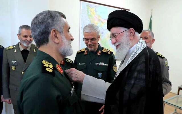 Sur cette photo publiée sur le site officiel des services du guide suprême iranien, le guide suprême l’ayatollah Ali Khamenei remet h, une médaille d’honneur  au général commandant de la division aérospatiale des Gardiens de la révolution, Amir Ali Hajizadeh, llors d’une cérémonie à Téhéran, en Iran, le 6 octobre 2024. (Services du Guide suprême iranien via AP)