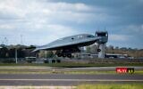 Un bombardier furtif B-2 Spirit de l'armée de l'air américaine décollant d'une base de la Royal Australian Air Force, à Amberley, en Australie, le 11 septembre 2024. (Crédit : Staff Sgt. Whitney Erhart/US Air National Guard via AP)
