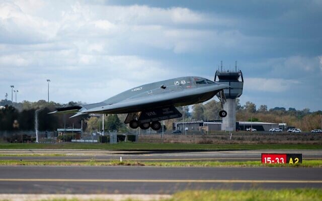 Un bombardier furtif B-2 Spirit de l'armée de l'air américaine décollant d'une base de la Royal Australian Air Force, à Amberley, en Australie, le 11 septembre 2024. (Crédit : Staff Sgt. Whitney Erhart/US Air National Guard via AP)