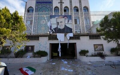 Un drapeau iranien repose sur le sol à l'entrée de l'ambassade iranienne, endommagée par des combattants de l'opposition à Damas, en Syrie, le 8 décembre 2024. (Crédit : AP/Hussein Malla)