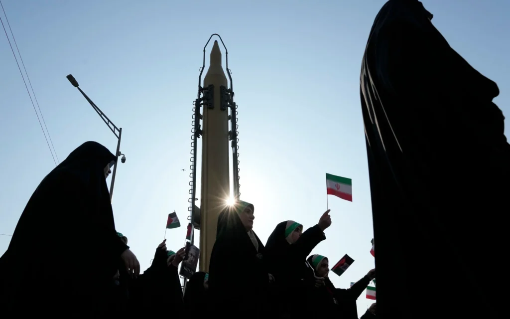 Des membres de la force paramilitaire iranienne Basij défilent devant un missile de fabrication nationale lors d'un défilé à Téhéran, en Iran, le vendredi 10 janvier 2025. (Crédit : AP/Vahid Salemi) Des membres de la force paramilitaire iranienne Basij défilent devant un missile de fabrication nationale lors d'un défilé à Téhéran, en Iran, le vendredi 10 janvier 2025. (Crédit : AP/Vahid Salemi)