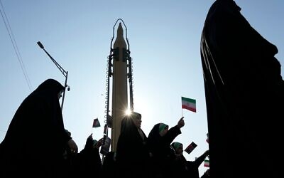 Illustration : Des membres de la force paramilitaire iranienne Basij défilant devant un missile de fabrication nationale lors d'un défilé, à Téhéran, en Iran, le 10 janvier 2025. (Crédit : Vahid Salemi/AP)